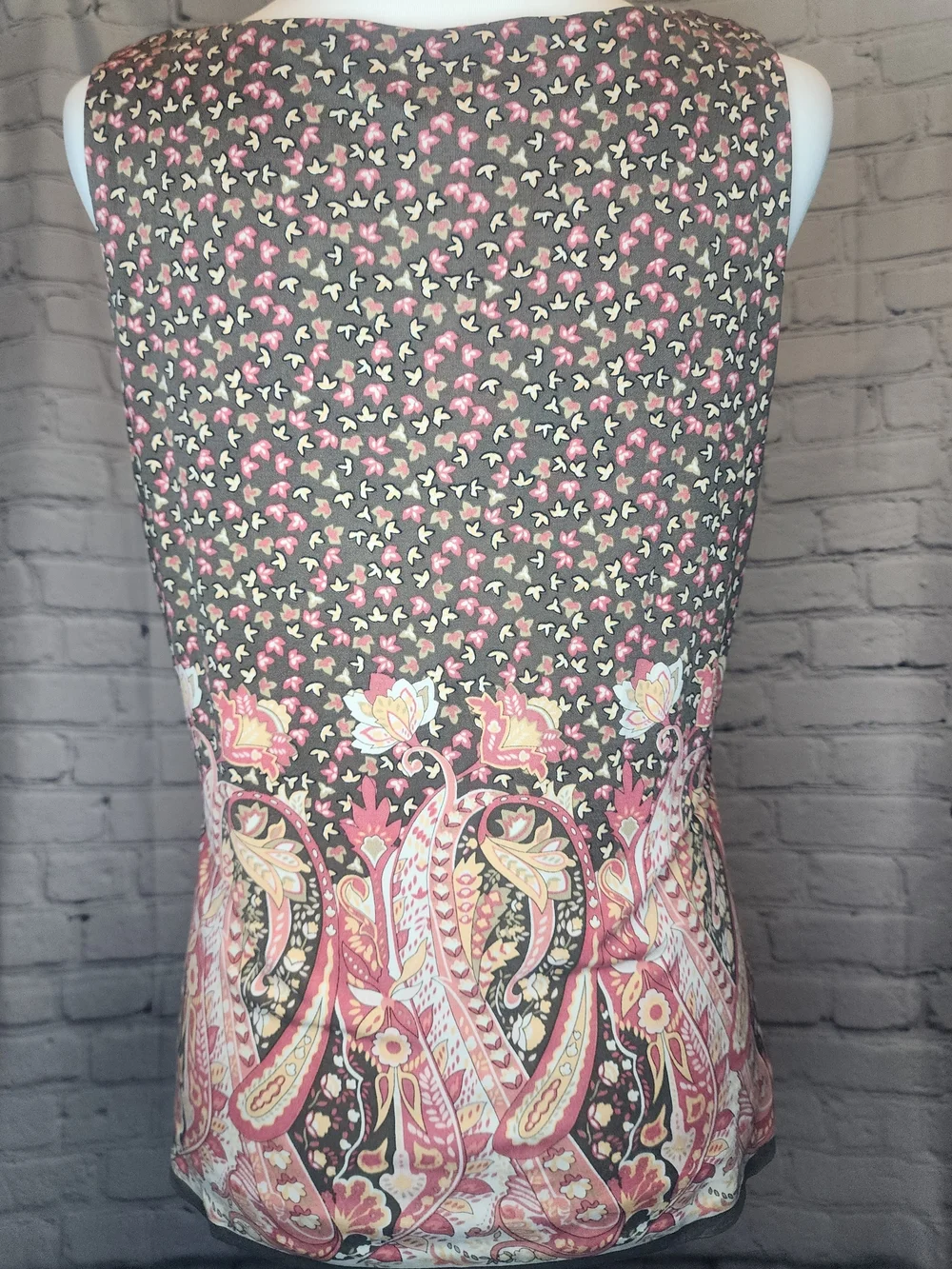 Women’s Sleeveless V-Neck Paisley Print Top in Pink and Black - Picture 5 of 6